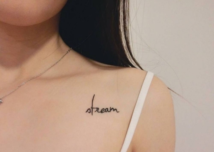 exemple de mini tattoo discret à design mot ou phrase inspirante gravé sur la clavicule, idée tattoo pour homme et femme