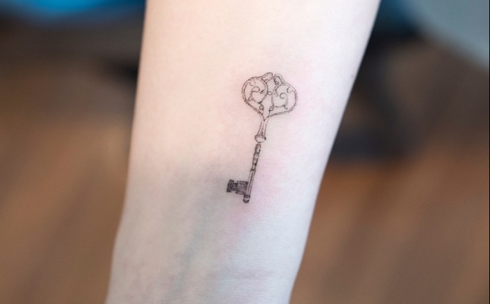 dessin de clé vintage comme une idée de tatouage originale à réaliser sur le poignet ou la cheville, modèle de tattoo pour femme
