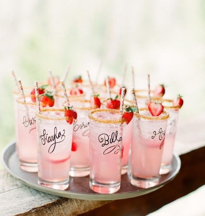 cocktail exotique dans des verres personnalisés décorés d une fraise et paille, porte nom mariage
