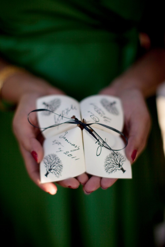 une cocotte origami chic et élégant à motif arbre à utiliser comme faire-part de mariage original,