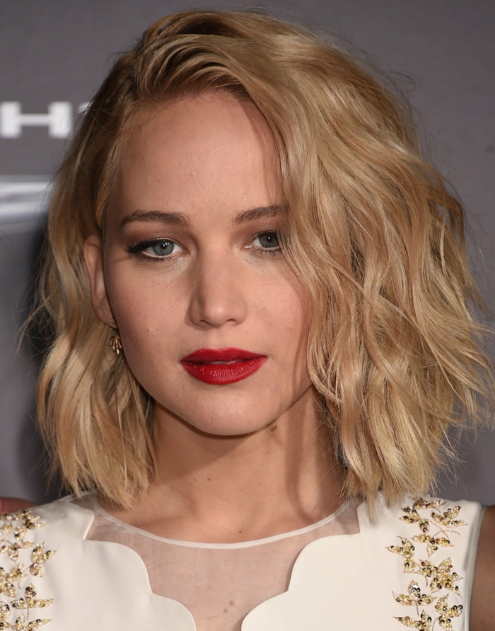coiffure carré plongeant frisé, rouge à lèvres écarlate, Jennifer Lawrence avec une coiffure ondulante