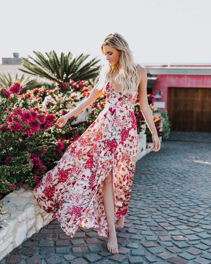jolie robe de plage avec décolleté et bretelle à design fleurs roses, idée vetement de plage pour femme avec une robe longue