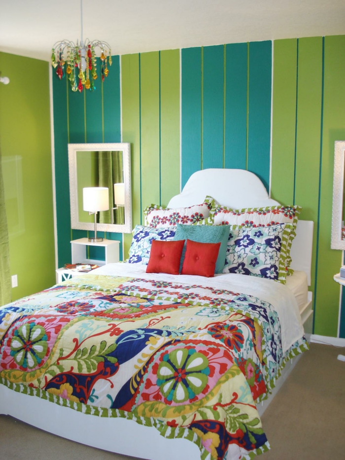 idée déco chambre, murs en vert pomme et en vert canard, petit luminaire en style baroque aux pampilles multicolores, couverture de lit en style patchwork 