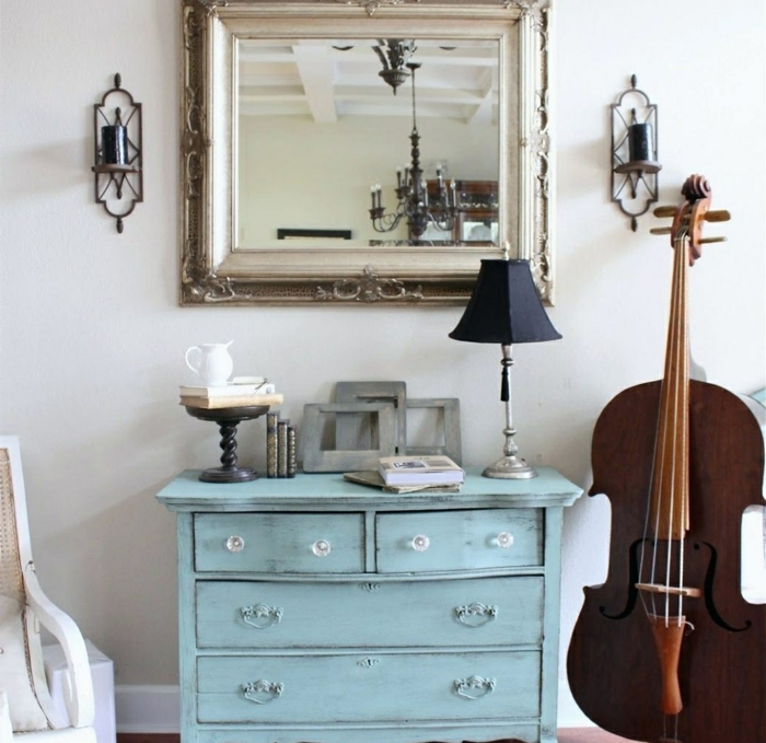 instrument de musique, deco entree en bleu et blanc, placard entrée peint bleu, miroir encadré