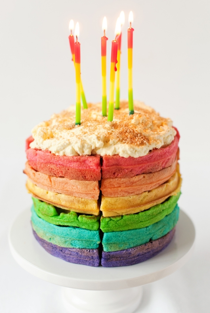 recette de rainbow cake aux gaufres colorées, nappé de crème chantilly dorée faite maison