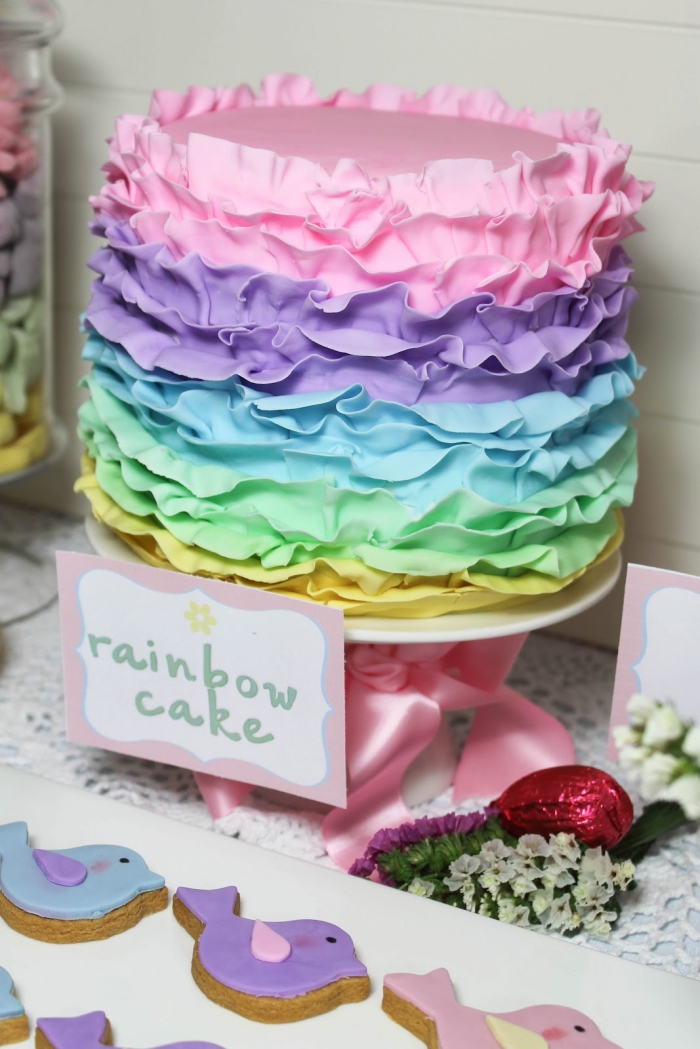 idée pour un gâteau d'anniversaire fille original, joli gateau multicolore au glaçage à froufrous aux couleurs de l'arc-en-ciel