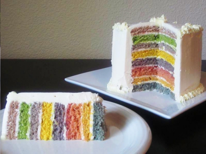recette de rainbow cake préparé sans colorants artificiels, utilisant des teintures à base de plantes 