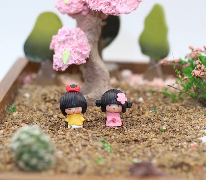 petit jardin miniature zen d intérieur avec sable et figurines japonaises
