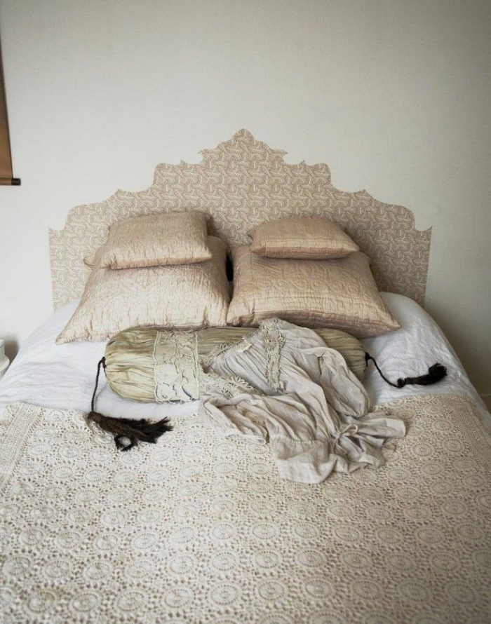une tete de lit diy en beige doré imitant la forme d'une structure de tête de lit vintage, qui s'harmonise avec la parure de lit