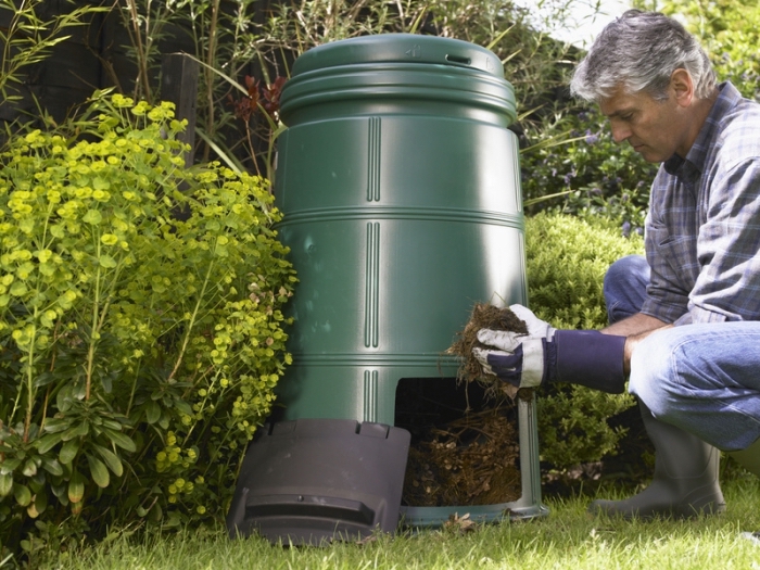 exemple de bac à compost en plastique à installer dans son jardin, modèle de récipient compostage en plastique avec trous et ouvertuure