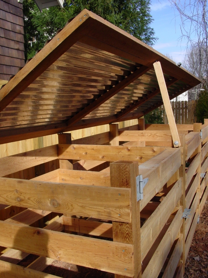 exemple de grand composteur de jardin DIY avec couvercle fabriqué avec planches de bois et clous
