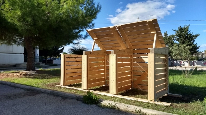 modèle de composteur de jardin construit avec planches de bois et clous, comment faire un toit pour composteur