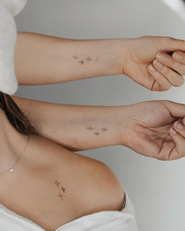 constellations astres celestes discret tatouage d amitie poignet