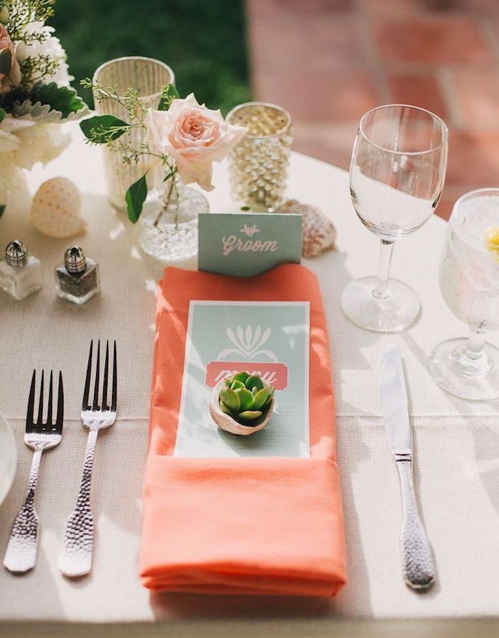 décoration de table pas cher avec une serviette orange, et marque place en coquille de noix et succulent, soliflores et autre deco florale