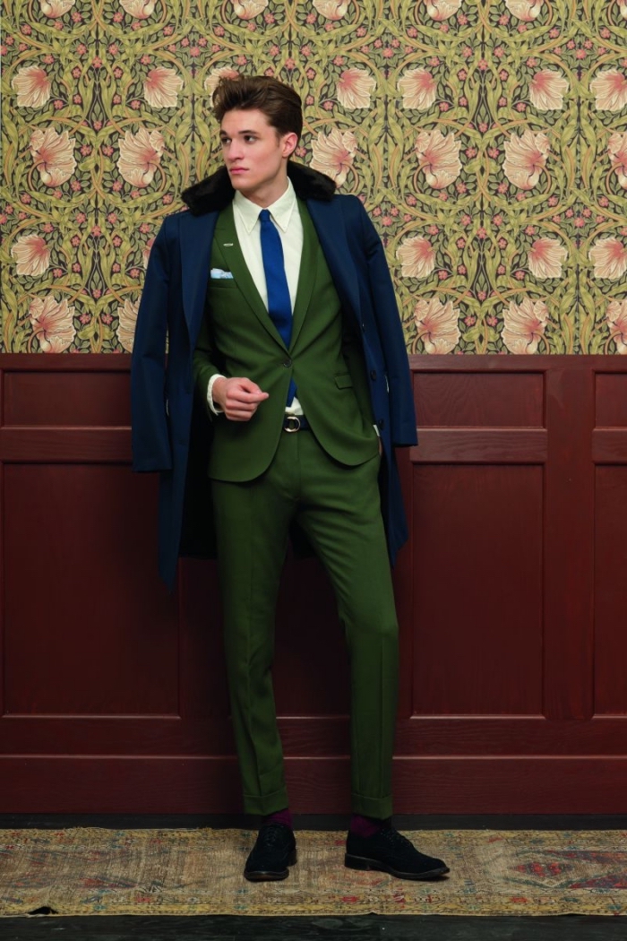 costard homme vert sapin de coupe moderne parfaite associé avec une cravate bleu roi, des chaussures noires et des chaussettes bordeaux