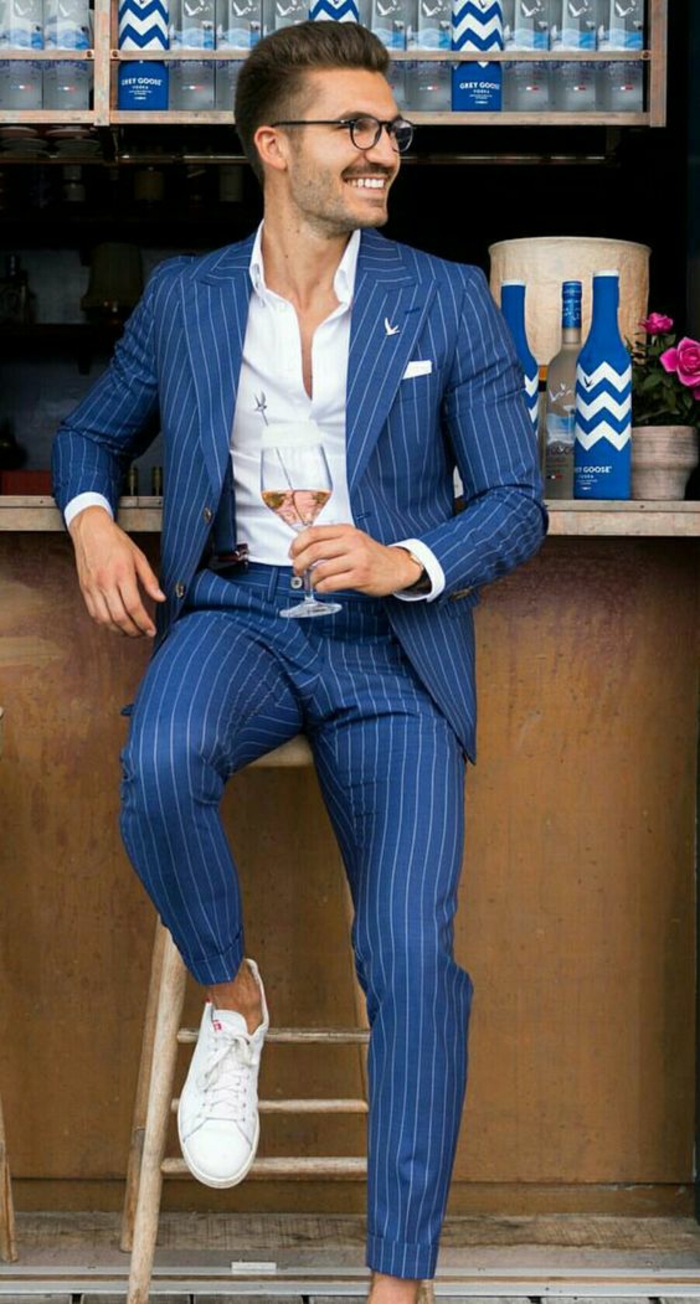 costume bleu nuit aux rayures verticales blanches, baskets blanches, chemise blanche, vetement homme marque, style élégant, vetement homme stylé