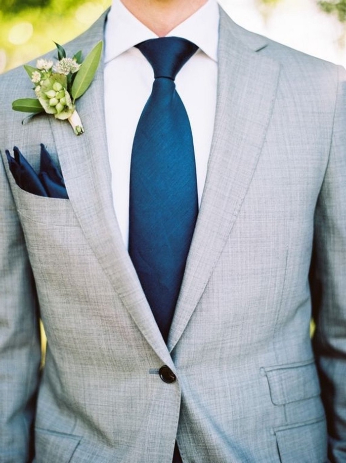 cravate et mouchoir assortis bleu roi pour rehausser 