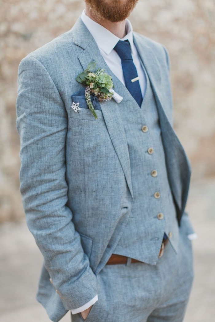 idée pour un costume marié d'été de trois pièces en teinte bleu clair combiné avec une cravate de nuance plus foncée