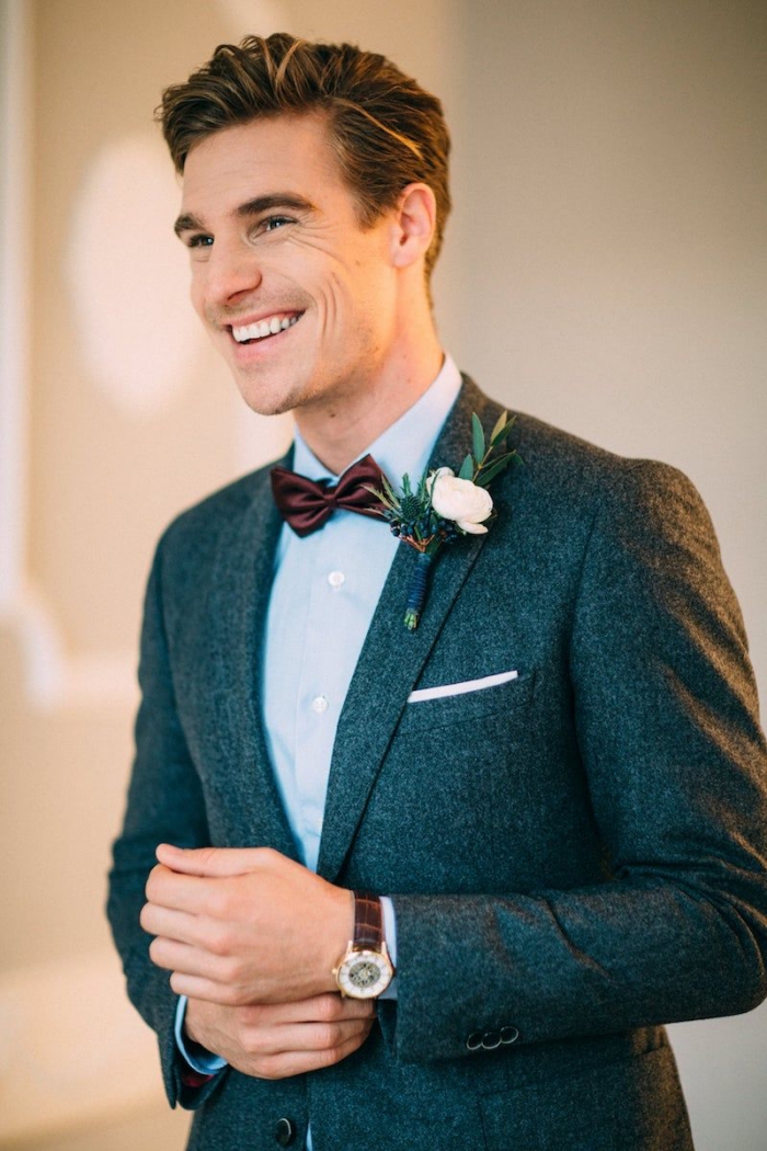 costume homme mariage pour l'hiver avec un blazer de tweed gris associé à une chemise bleu ciel et des accessoires marron