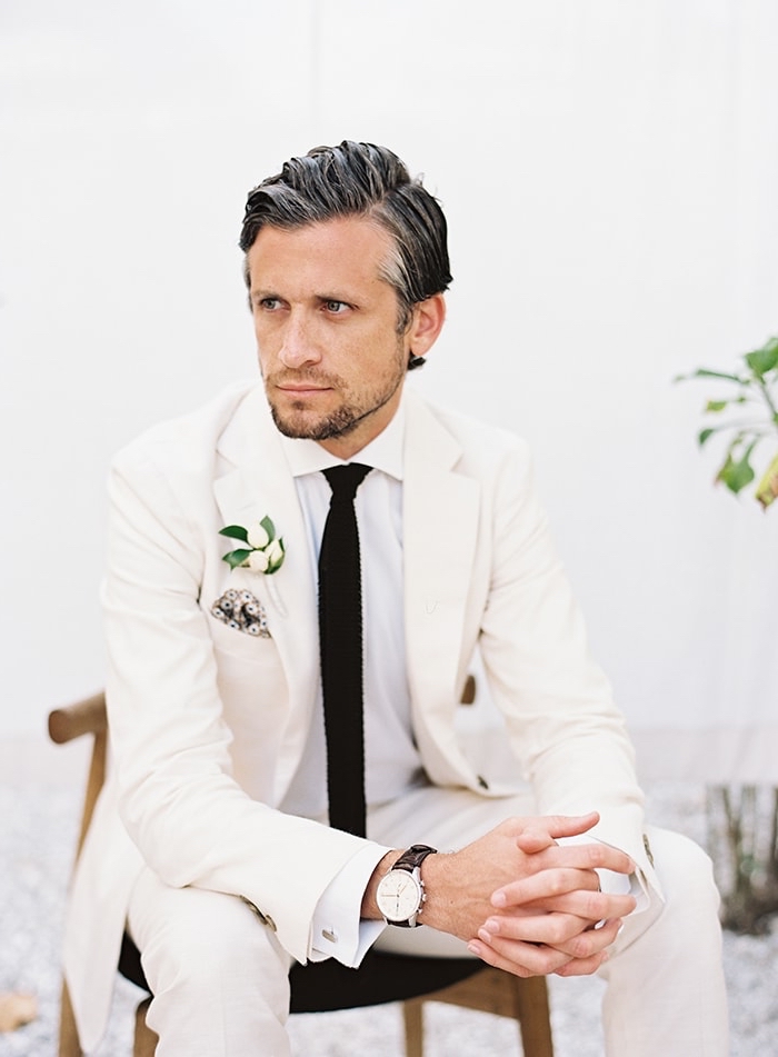 vision élégante et moderne en ton sur ton avec un costume marié blanc cassé associé à une chemise blanc immaculé, le tout magnifié par une cravate slim noir