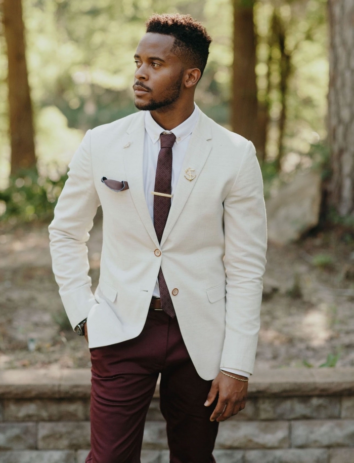 un costume mariage homme chic de style moins formel avec une veste et un pantalon dépareillés harmonisé par le choix d'une cravate bordeaux qui reprend la couleur du bas