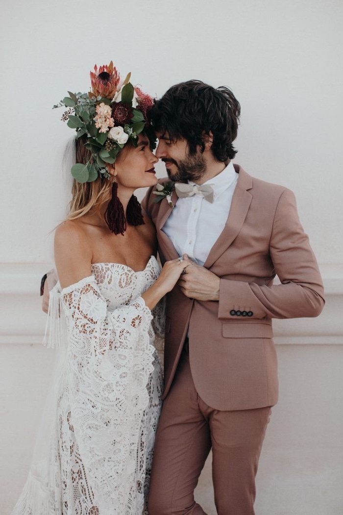 costume mariage homme couleur rose blush assorti avec une chemise blanche et un noeud papillon couleur champagne, look de marié idéale pour un thème bohème chic