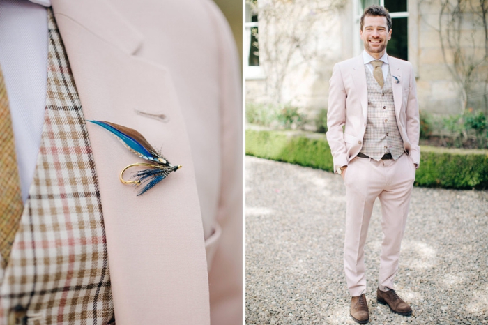 costume de marié en rose pastel combiné avec un gilet vintage aux nuances du marron pour un look rafraîchissant, une tenue champetre homme tendance
