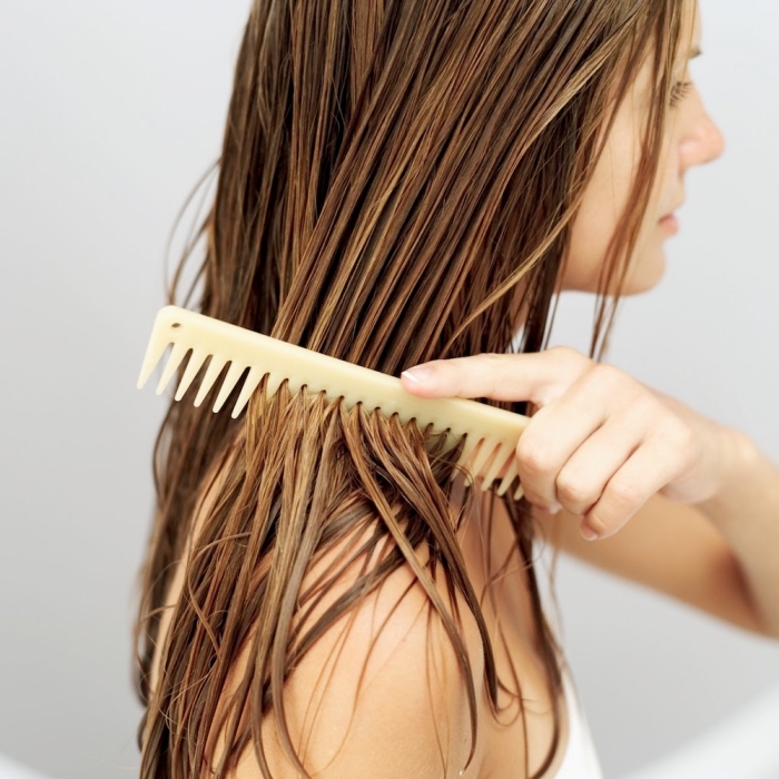 eclaircir cheveux brun avec produits naturels à la maison, cheveux longs de couleur châtain foncé avec mèches châtain clair