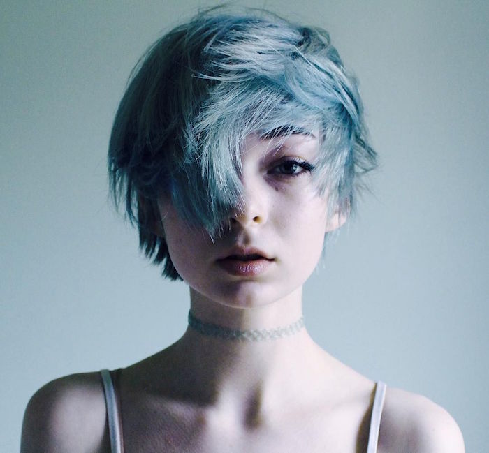 coupe de cheveux femme courte avec teinture bleue style garconne destructuré decoiffe