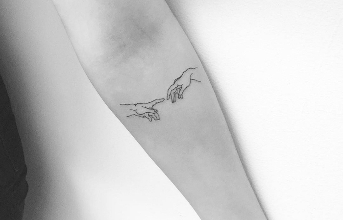 quel tattoo choisir quand on est amoureux, dessin en encre à design simple et romantique avec deux mains 