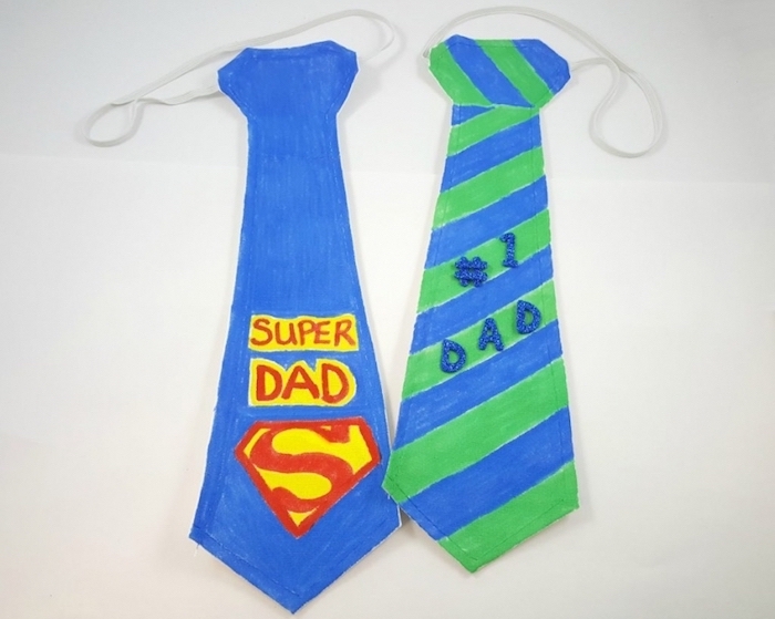 bricolage fête des pères pour tout petit, cravate en papier avec texte papa numéro un et super papa