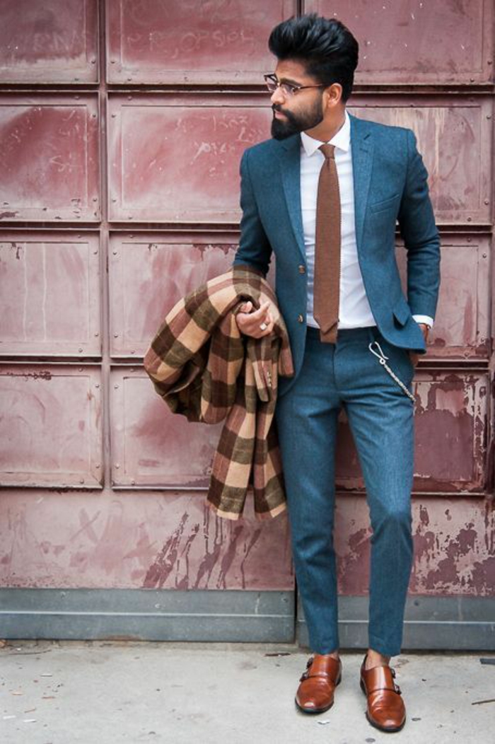 vetement homme tendance, costume en bleu canard, cravate marron, chaussures couleur tabac, manteau aux carreaux marrons et beiges
