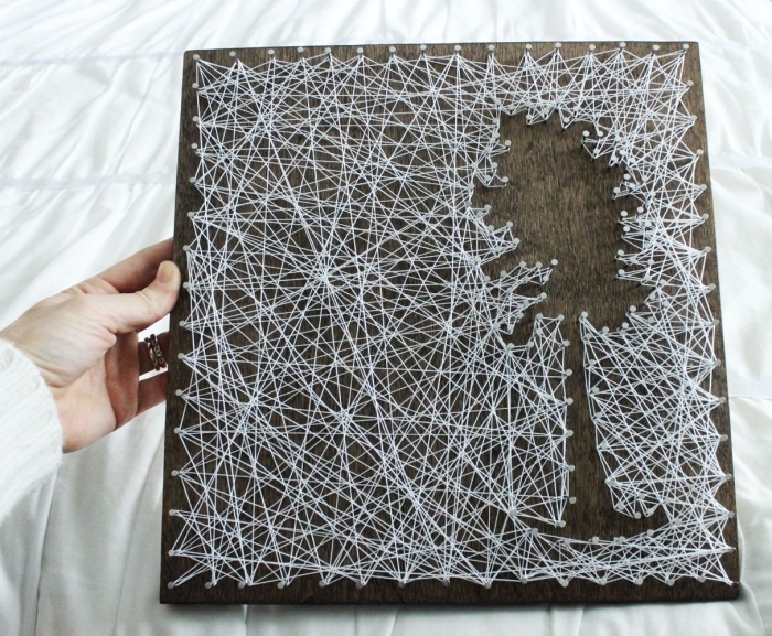 exemple de paysage naturel avec un arbre en fil blanc sur un panneau de bois foncé, tableau fil tendu DIY 