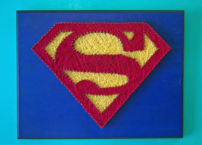 comment décorer la chambre d'enfant avec un objet DIY, modèle de tableau de bois peint en bleu foncé sur le thème Superman