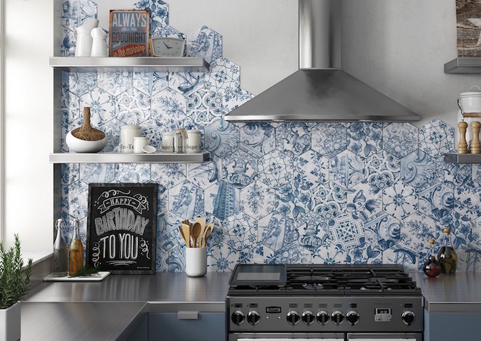 plaques de carrelage hexagonal décor bleu et blanc style mosaique de crédence cuisine a coller