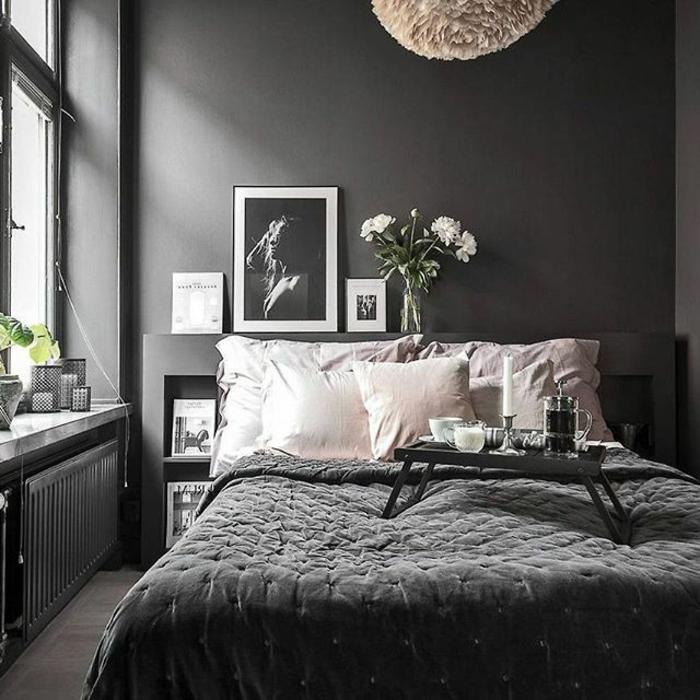 chambre à coucher en gris et blanc, coussins blancs, plafonnier rond, petites plantes vertes, photographies artistiques