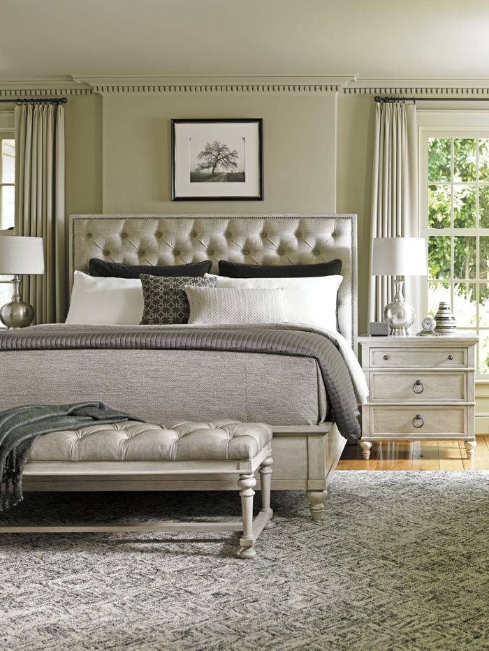 chambre adulte moderne, lit gris, banquette capitonnée, chevet blanc avec tiroirs