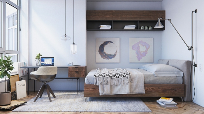 chambre à coucher en bois et blanc, tapis gris sur un sol en bois, lampes pendantes, rangement mural en bois foncé