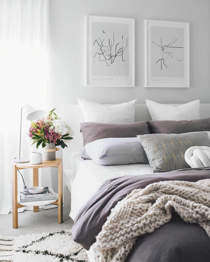 chambre scandinave, lit en blanc et gris, petit chevet en bois, tapis blanc, deux peintures abstraites, deco chambre moderne