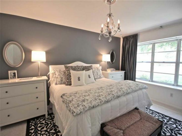 chambre à coucher féminine, tapis floral en noir et blanc, plafonnier baroque, peinture grise