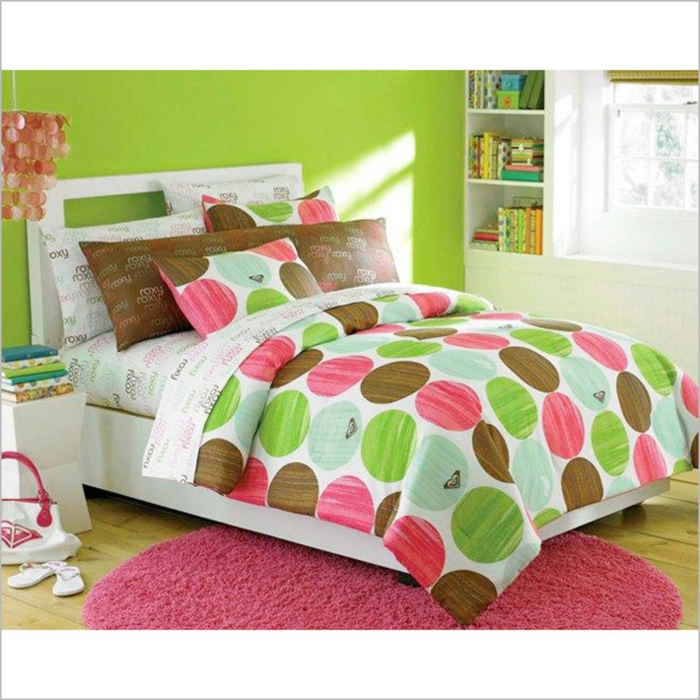 comment décorer sa chambre, ikea chambre fille, lit avec couverture en vert pomme et rose, luminaire pampilles couleur corail avec des coquillages, murs peints en vert pomme