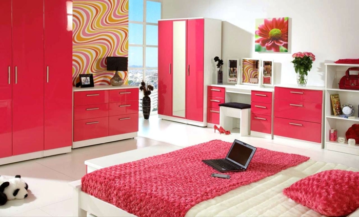 comment décorer sa chambre, ikea chambre fille, meubles en fuchsia et ivoire, carrelage blanc, chambre a coucher moderne, panneau décoratif avec une grande fleur rose et6 vert, couverture de lit couleur framboise