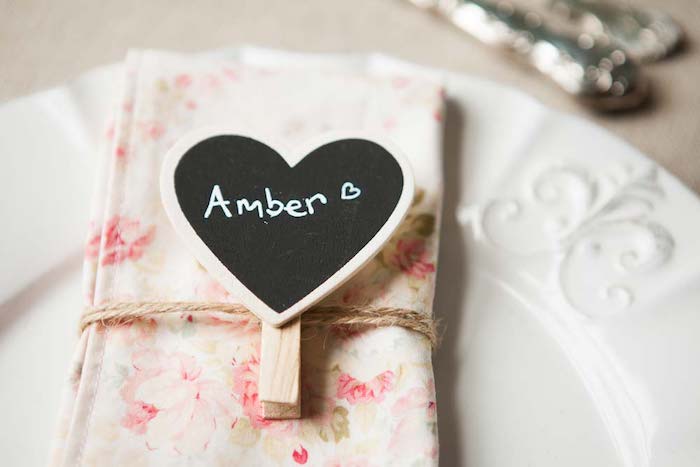 deco mariage a faire soi meme, marque place en pince à linge de bois décorée d un coeur peinture tableau noir et nom invité noté dessus, serviette fleurie