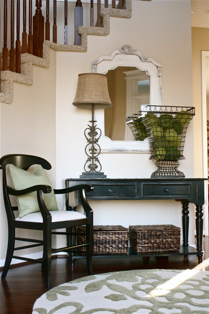 créer sa deco entree chic avec un petit bureau noir, une chaise, un tapis rond et miroir baroque