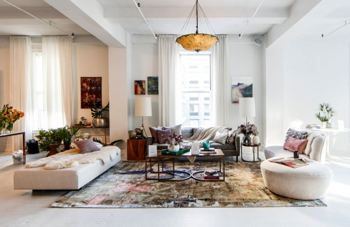 tapis multicolore et jolie table basse comme une deco moderne salon, aménagement minimaliste et murs blancs 