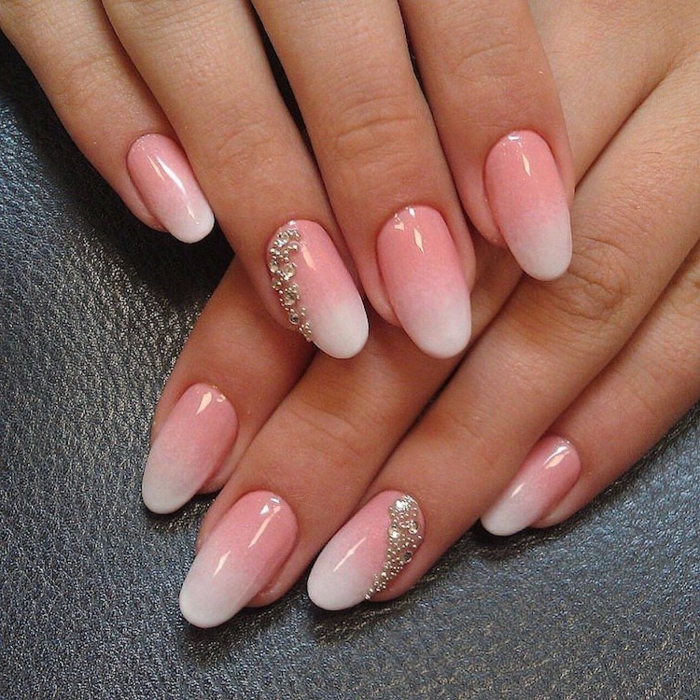 déco ongles argentée, ongles en forme d'amandes, vernis ongles rose et blanc