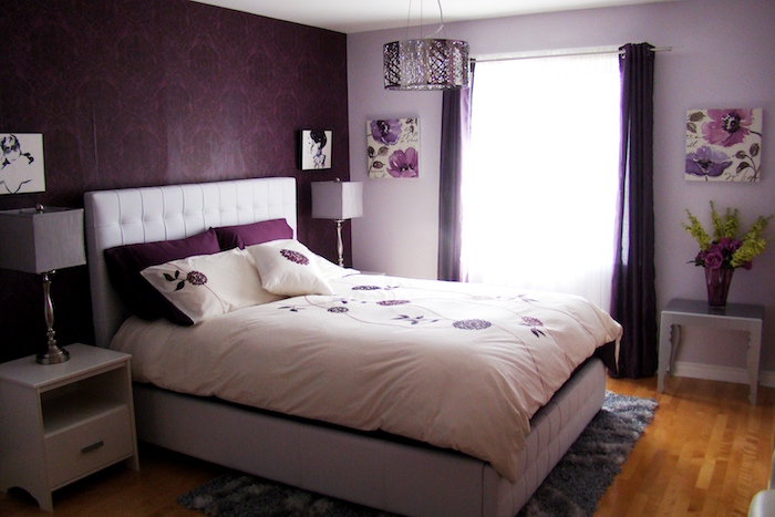 chambre de fille avec déco murale prune et violet lavande sur sol en bois