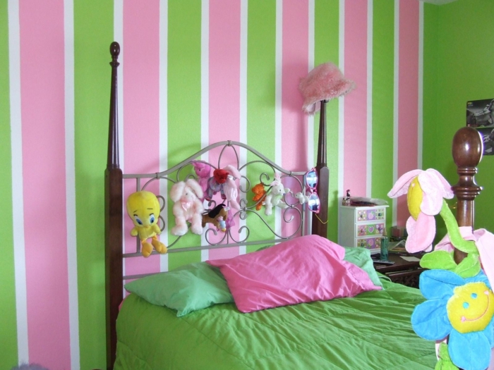 murs aux rayures verticales en vert et rose, tete de lit en bois et métal, animaux et fleurs en peluches, chambre a coucher moderne, déco chambre fille ado