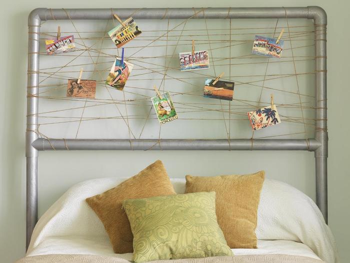 deco tete de lit cadre décoré de fils croisés avec de petites cartes colorées paysages, linge de lit blanc et coussins décoratifs beige