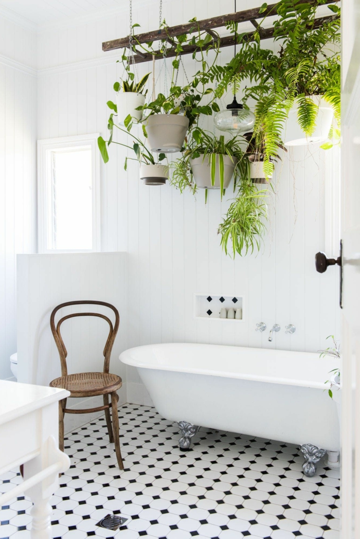 carrelage en blanc et noir en style échiquier, porte-plante suspendu sur une vieille échelle de bois, une dizaine de pots blancs avec des plantes vertes, plante interieur, pinterest salle de bain